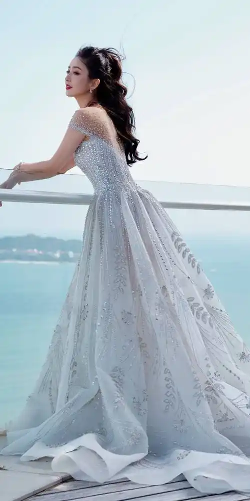 佟丽娅国际电影节礼服写真_长裙_白色_的设计