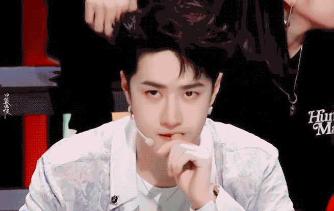 王一博跟小孩聊咬指甲