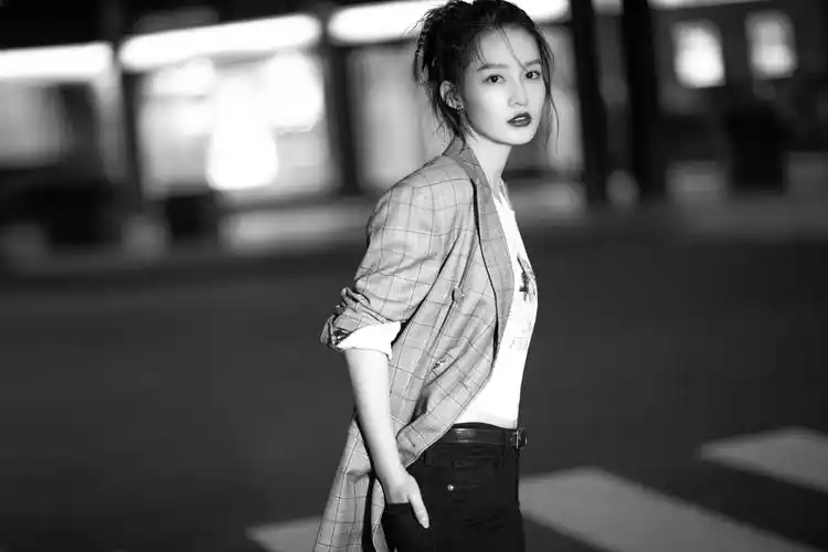 李沁米兰午夜写真大片西装帅气神情魅惑