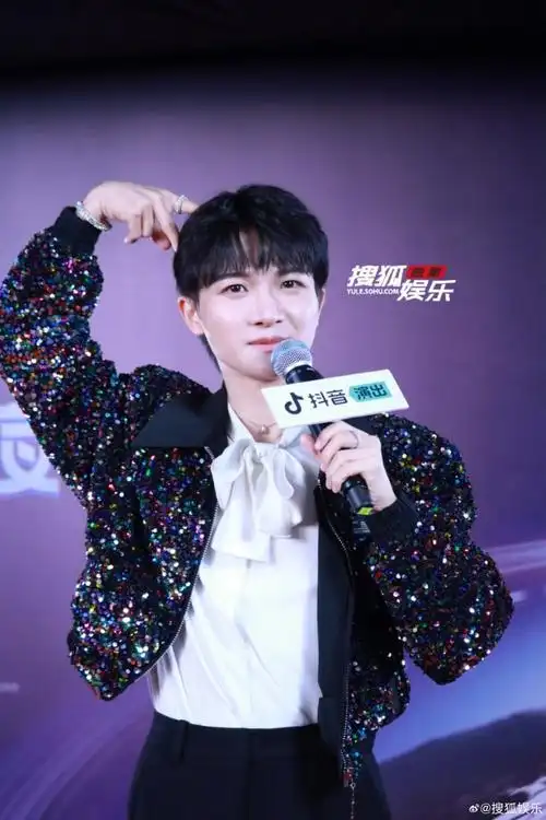 一款有礼貌的百灵鸟#美好惊喜夜上班的可爱周深,快来和深深一起比心啊