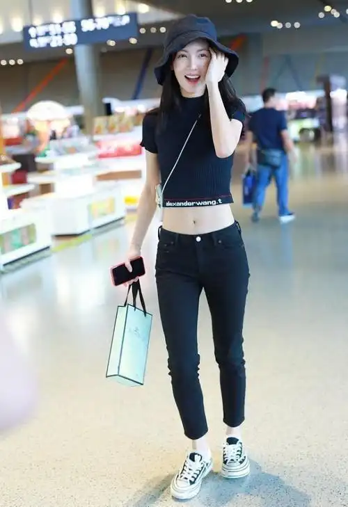 金晨的高挑身材藏不住了穿着运动露脐背心出门小蛮腰好抢镜