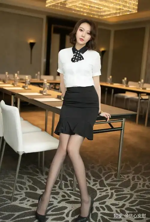 丝袜短裙职业装小姐姐