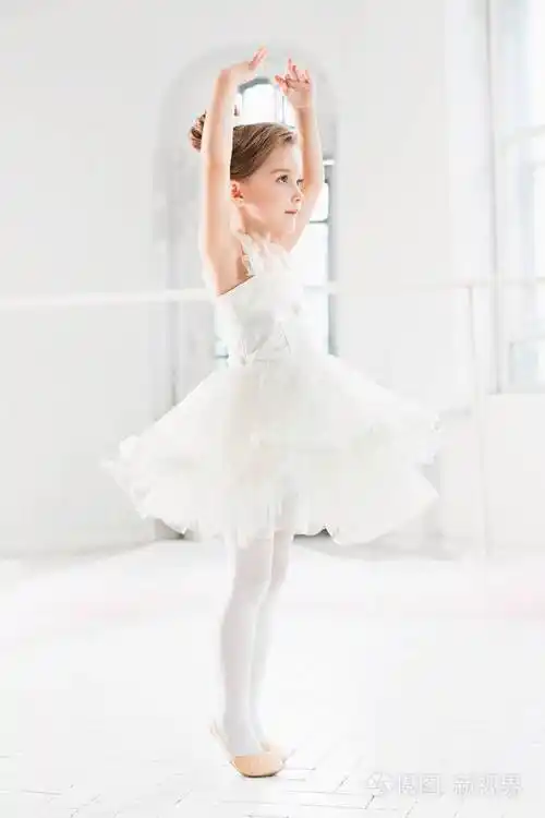 芭蕾舞女演员的小姑娘兔兔在一个白色的工作室跳舞古典芭蕾的可爱孩子