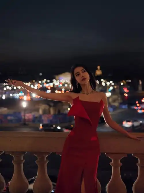 angelababy开衩抹胸红裙