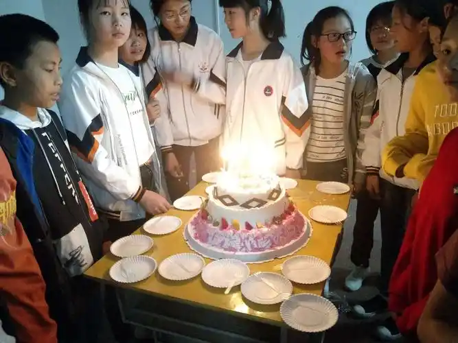 洋门中学4月份学生集体生日会