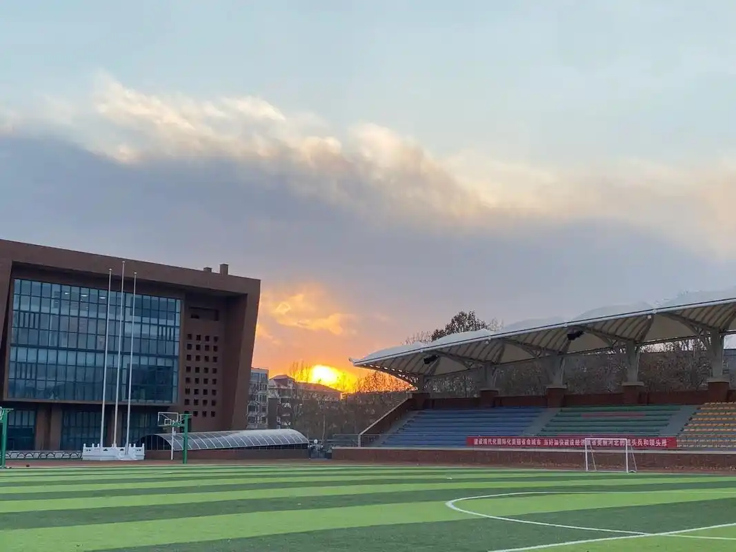 石家庄二中本部欢迎你! 在二中上学真的每天都很快乐!