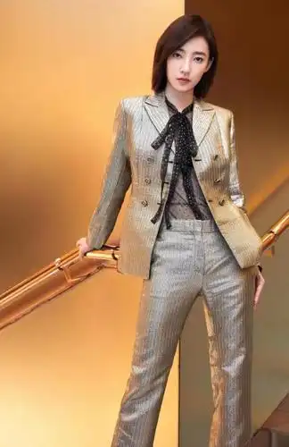 35岁王丽坤有多撩人,西装内搭透视衬衫,霸气又性感.不俗而不媚