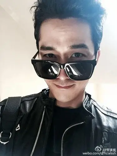 31】【明星】宋承宪微博晒自拍 休闲造型迷人眼