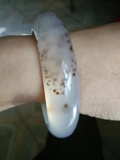 冰透玉髓玛瑙,带了一段时间,里面现气泡,怎么回事