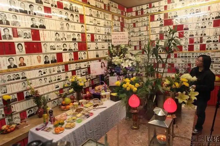 梅艳芳逝世十周年 歌迷在灵位前拜祭悼念