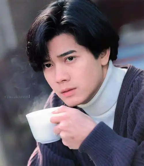 郭富城的长相放到现在,用一个词来形容就是-漫画脸.