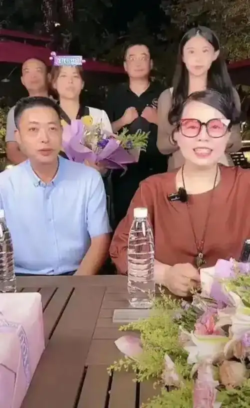 人心不足蛇吞象郭威妻子田静频晒奇奇悦悦开播带货人气反差大