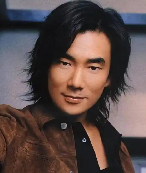 任贤齐长相帅气,吸引了大批粉丝,嘴边的一颗痣也是他吸引人的魅力.