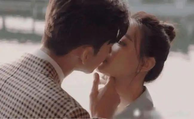 郑爽娜扎已成过去式张翰再盯上徐璐2人亲密吻照流出