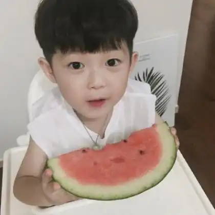 萌娃头像男长的很是帅的小男孩子