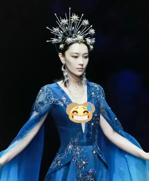 36岁张馨予晒国风晚礼服,深v疑不穿内衣引热议,被嘲又老又平