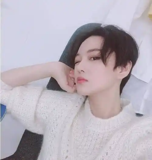 张馨予剪短发帅气十足,晒新发型像个男孩子_生活_微博_眼神