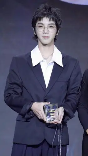 华晨宇荣获腾讯娱乐白皮书年度男歌手2021期待新世界的更多惊喜