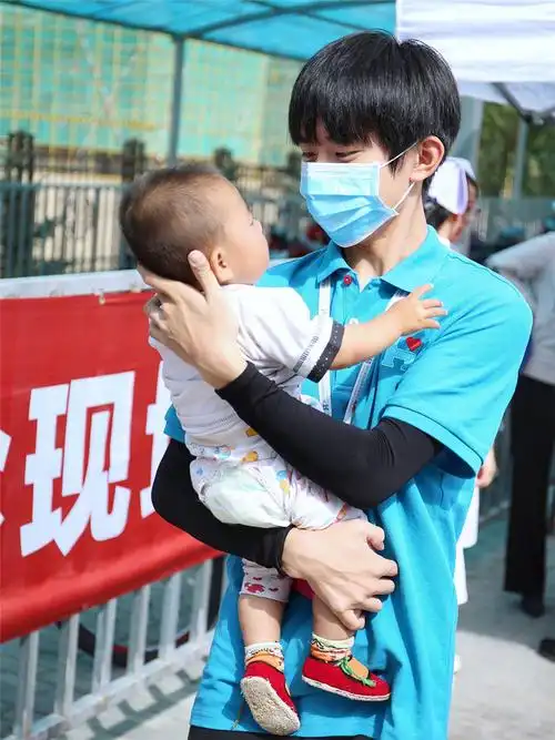 易烊千玺不忘初心行公益登中国慈善家封面