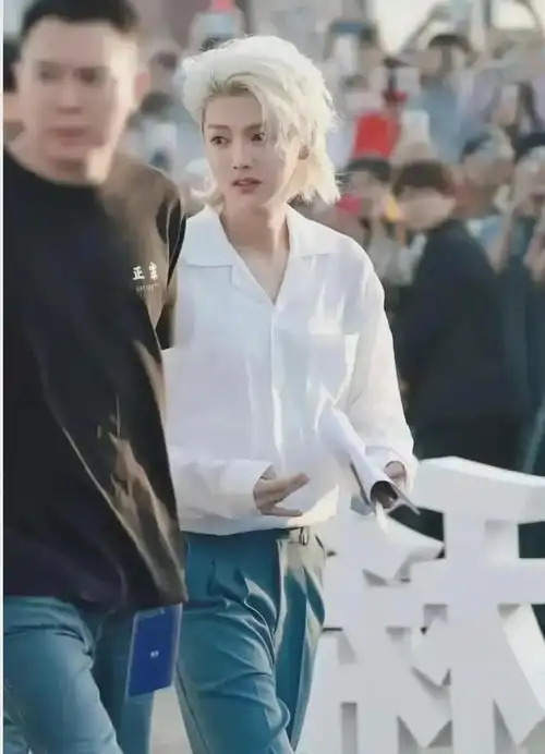 34岁鹿晗无修生图曝光,网友:和女友关晓彤越长越像!