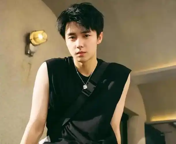 娱乐圈中的体虚男星表面是健身型男却抱不起80斤的女星