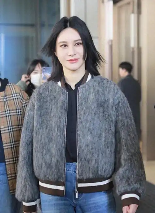 尚雯婕浪姐5《乘风2024》上班路透,身穿灰色毛绒外套简约利落