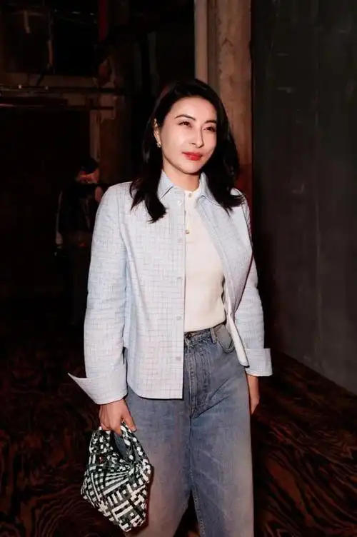 郭晶晶拍摄广告花絮曝光穿棉拖鞋裤子皱巴接地气毫无偶像包袱