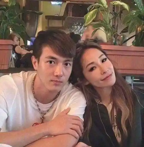 萧亚轩疑似精神状态不佳,凌晨晒照自我安慰,还未走出分手阴影_男友