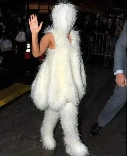 懒得化妆没关系,变成白毛怪"吓死"你 在这个越来越疯狂的世界里,"丑