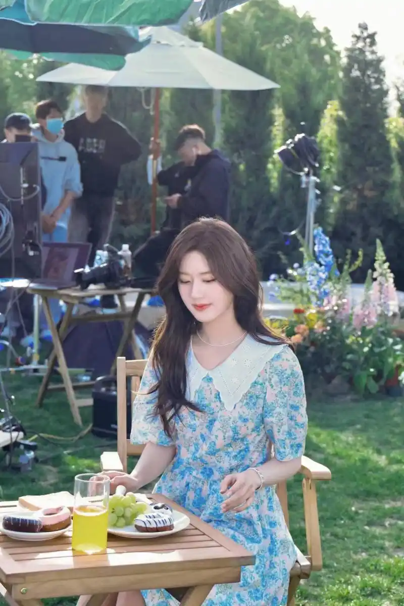 张艺兴的妈妈近来被他家粉丝骂得特别惨,粉丝觉得张妈妈管太多,拖累