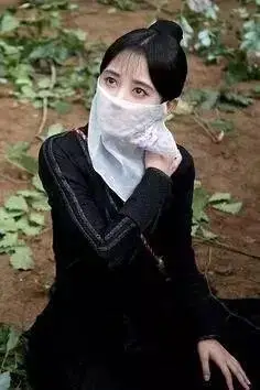 女星穿黑衣古装蒙面,蒋欣像个侠客,赵丽颖又美又神秘!
