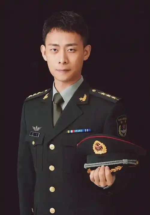 演员张译晒出了多张照片,都是穿着军装的,说自己是一名老兵,有10年的