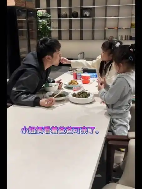 辛巴被两个宝贝女儿幸福投喂,小棉袄|辛巴_新浪新闻