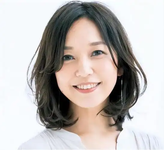 适合方脸的发型女图片_中长发放弃你的"大妈卷"吧,女人40岁后更适合这