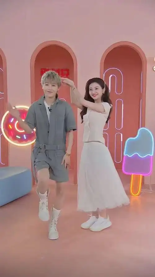 景甜跟刘雨昕直播学跳舞穿白色裙装显身材32岁依旧少女感十足