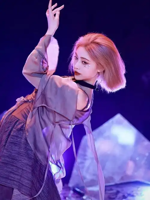 近日,在一个时尚活动上,许佳琪以一身慵懒又时尚的穿搭亮相,引来无数