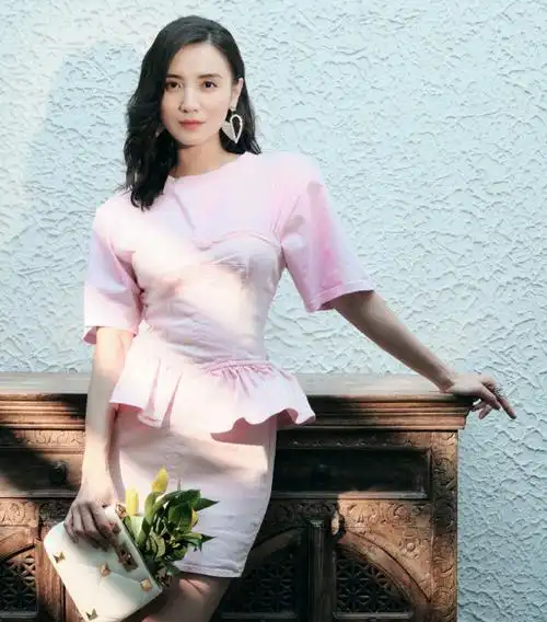 41岁宋佳晒甜美穿搭粉色连衣裙包裹s曲线不老少女颜令人羡慕