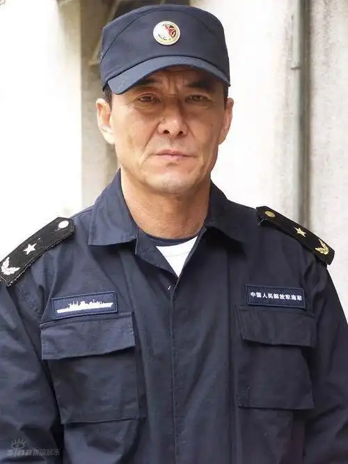 /p> p>1983年参演电视剧《合理冲撞》,从此步入影视圈.