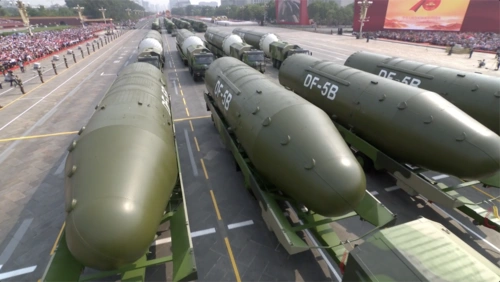 海霞:装备方队最后一个出场的是东风一41核导弹方队,领队是赵秋领少将