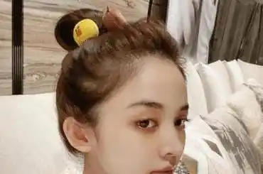 原创很少秀身材的古力娜扎近期竟穿时尚睡衣拍照果真是深藏不露啊