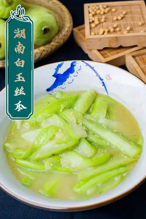 这 湖南本土的白玉丝瓜,和广东人常吃的不太像样,别看它矮矮胖胖的