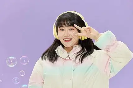 小女孩比耶手势高清图片短发小女孩比耶手势高清图片趴着比耶的女生