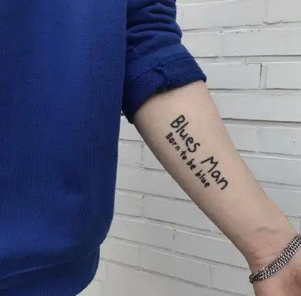 9张手臂胳膊上的简约英文字母纹身图案图片英文字母纹身3