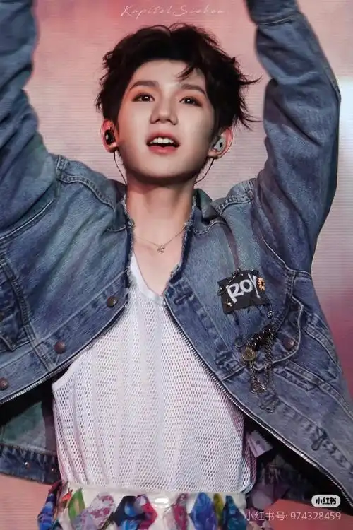 无论是手机还是相机,无论是内场还是看台,无论是直拍还是大屏,王源真