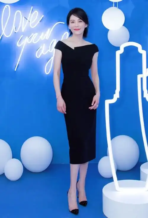 俞飞鸿真会玩为显高就穿两个鞋尖一般人是不敢挑战的