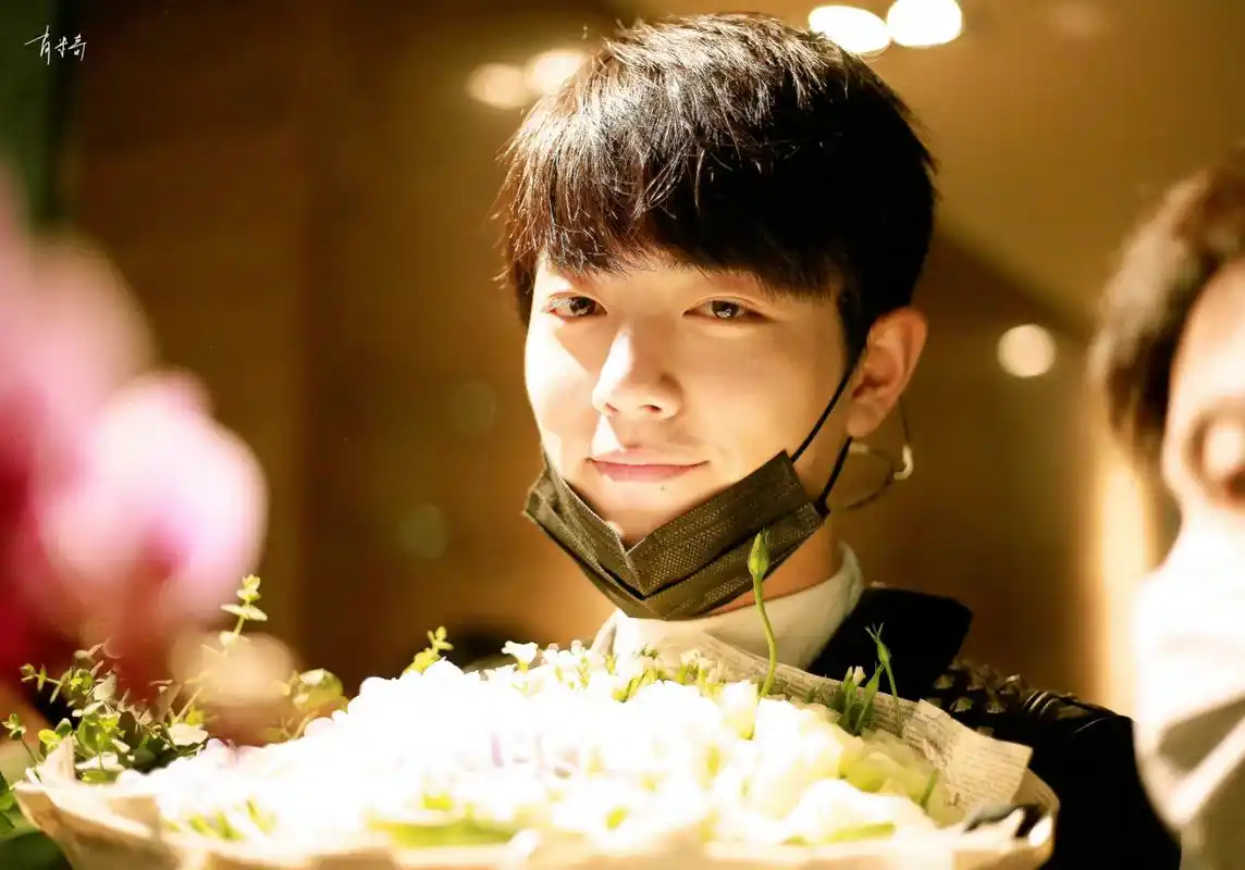 一组肖战机场捧花图,看起来好乖呀!感觉很好拐的样子[色]#肖战