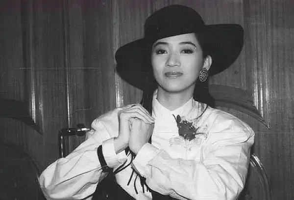 梅艳芳罕见黑白照,80后经典的记忆,她年轻时真美