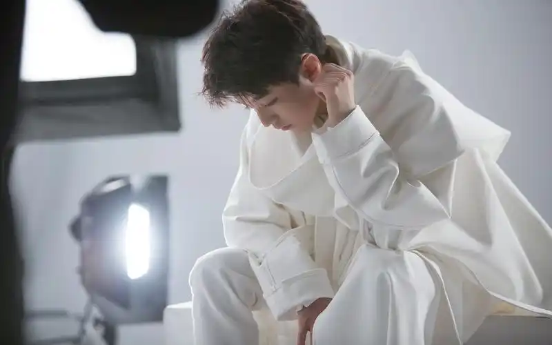 王俊凯一身白衣,翩翩公子少年,出世不染,白净于心,仙气缭绕,帅气迷人