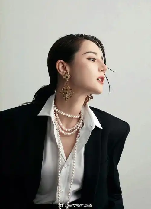 迪丽热巴最新写真酷飒有型 黑色西装搭配复古项链果敢热烈
