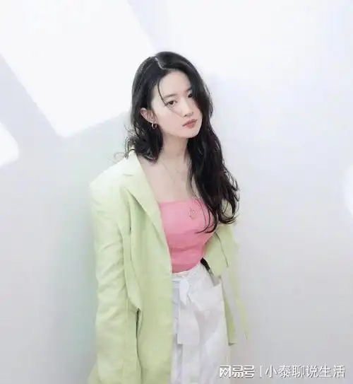 刘亦菲现身县城捞金穿a字裙连裤袜9头身比例太抢镜了